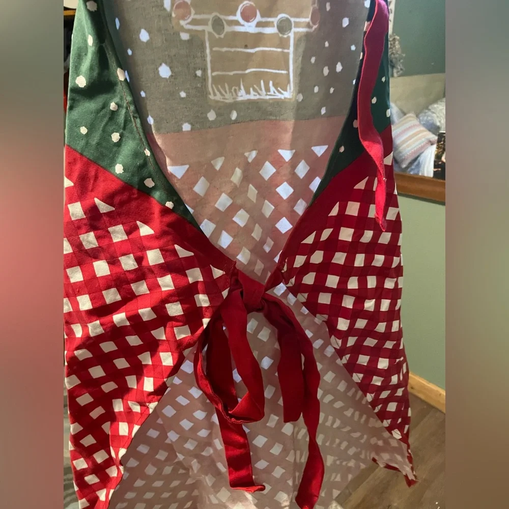 Peanuts Festive Apron with Red and Green Checkered Design - Picture 5 of 5